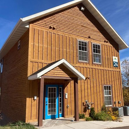 Keweenaw Waters Resort Хоутон Экстерьер фото