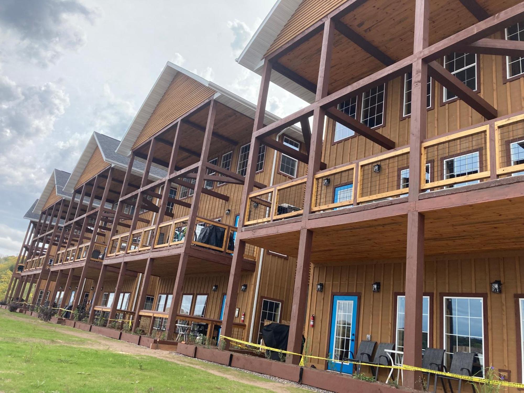 Keweenaw Waters Resort Хоутон Экстерьер фото