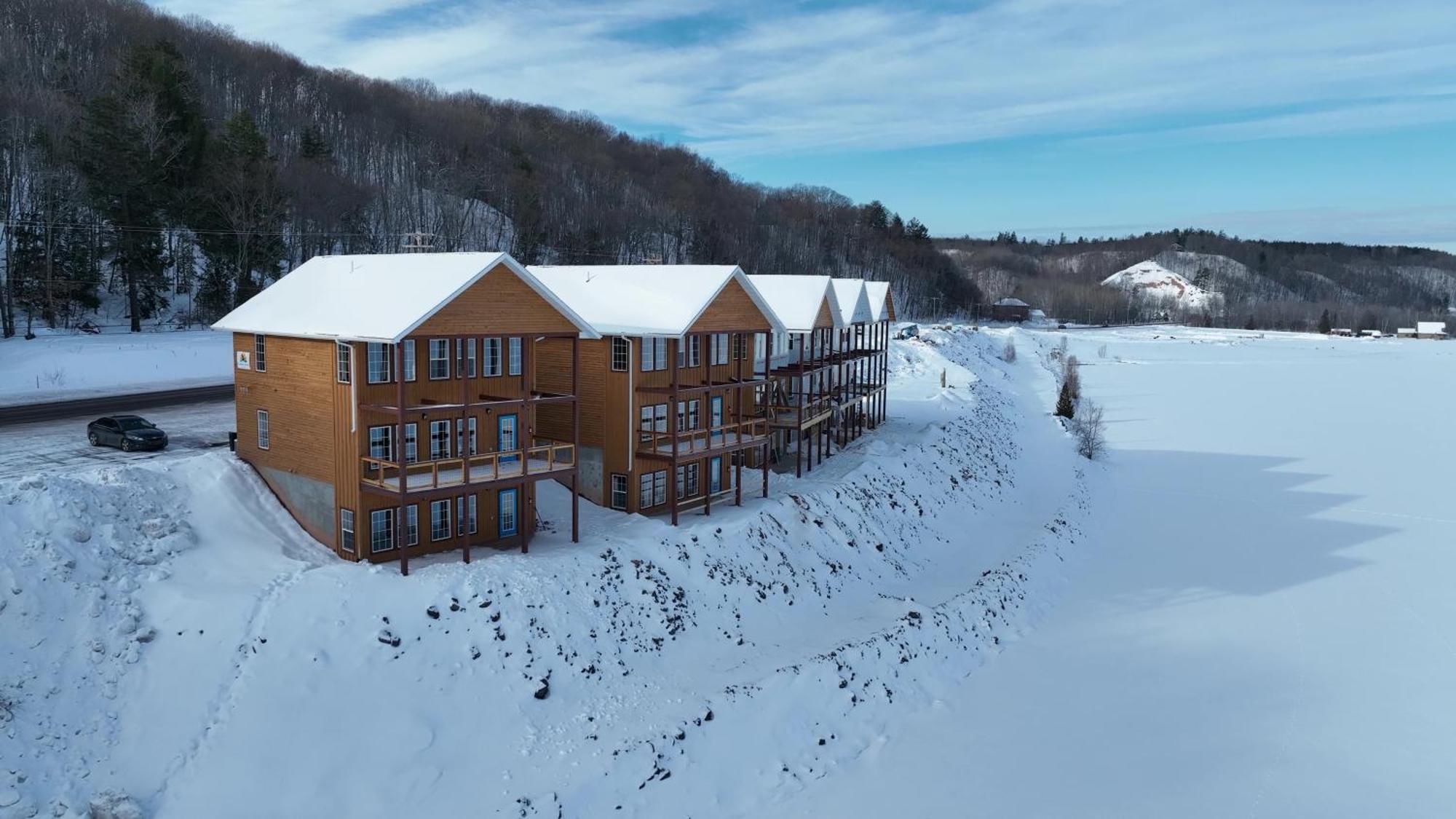 Keweenaw Waters Resort Хоутон Экстерьер фото