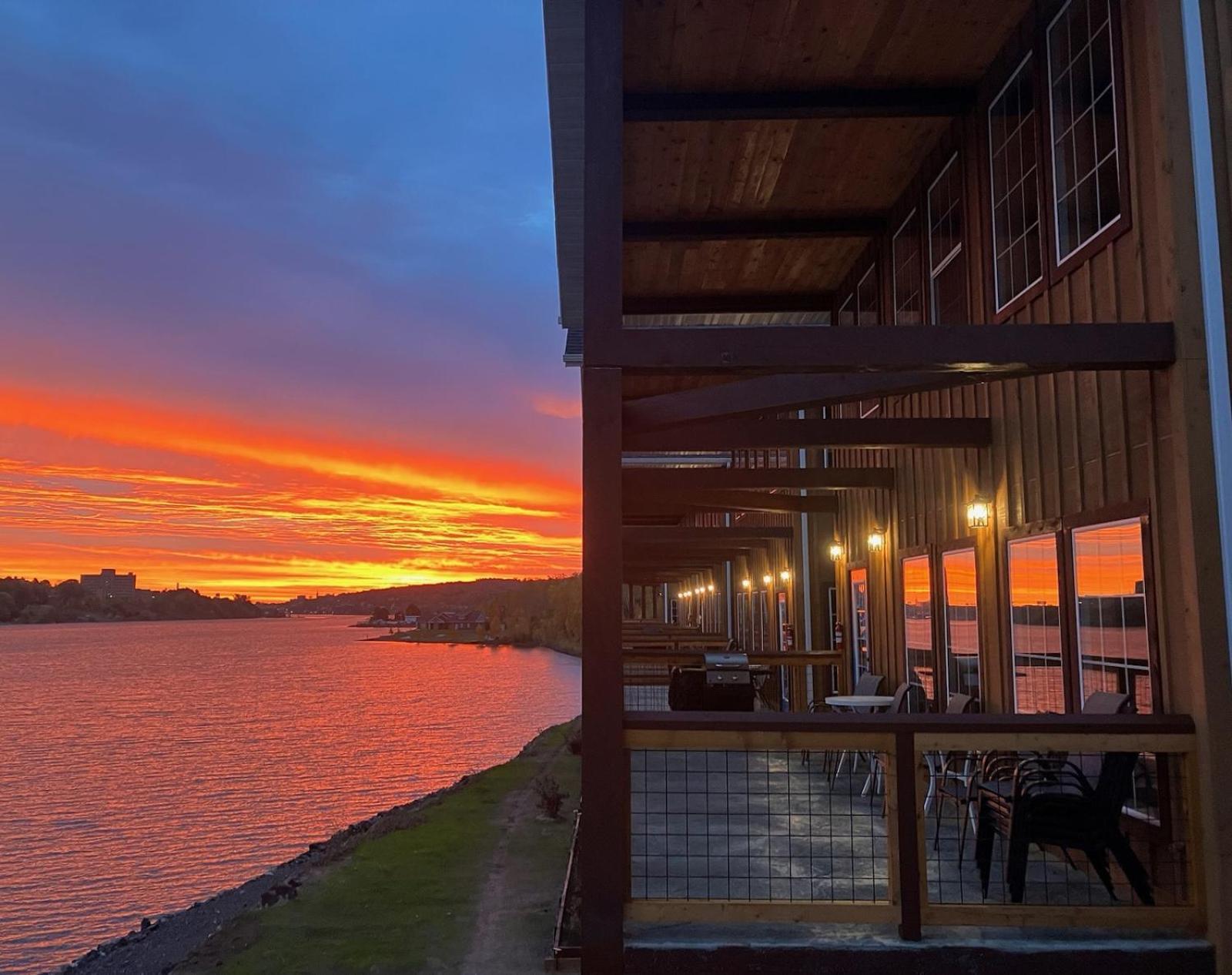 Keweenaw Waters Resort Хоутон Экстерьер фото
